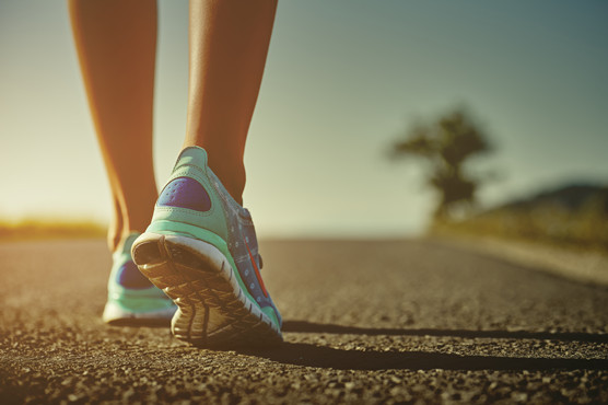 女子赛跑运动员特写剃去在日出或日落的道路上跑步的跑步鞋的脚_副本.jpg
